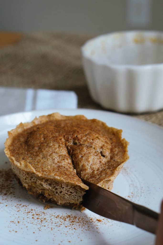 easy-cinnamon-cake-cutting