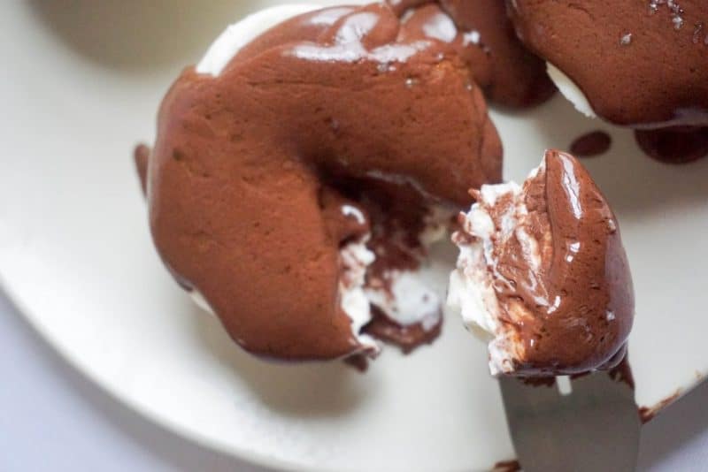 easy no bake cheesecake easy no bake cheesecake on a plate with chocolate ganache on top