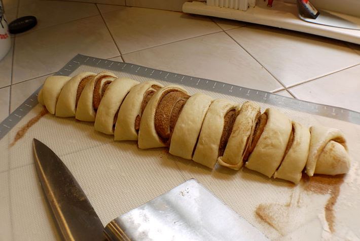evenly sliced keto rolls 