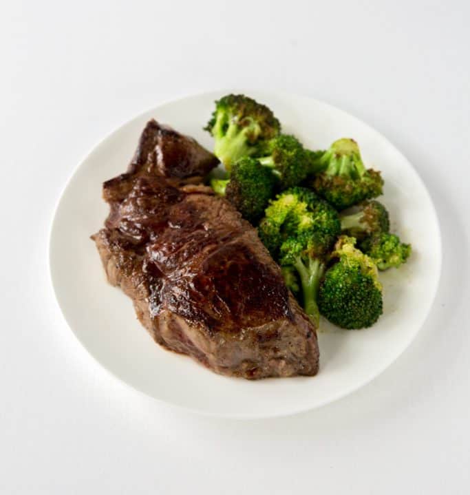 Grilled steak and broccoli