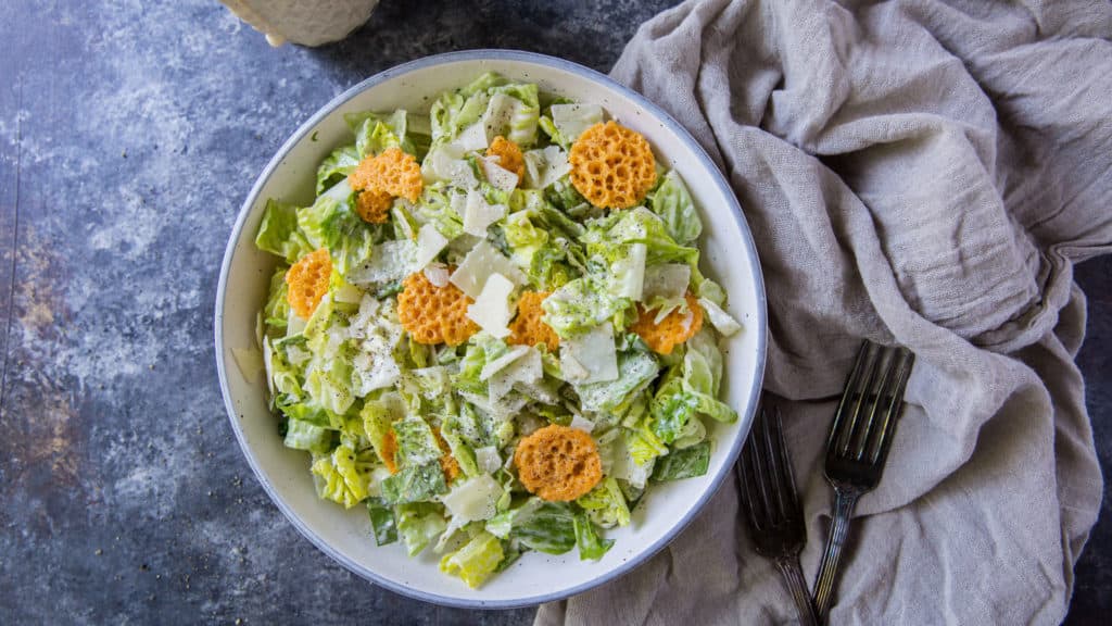  castron de salată keto umplut cu salată verde, chipsuri de parm și parmezan. 
