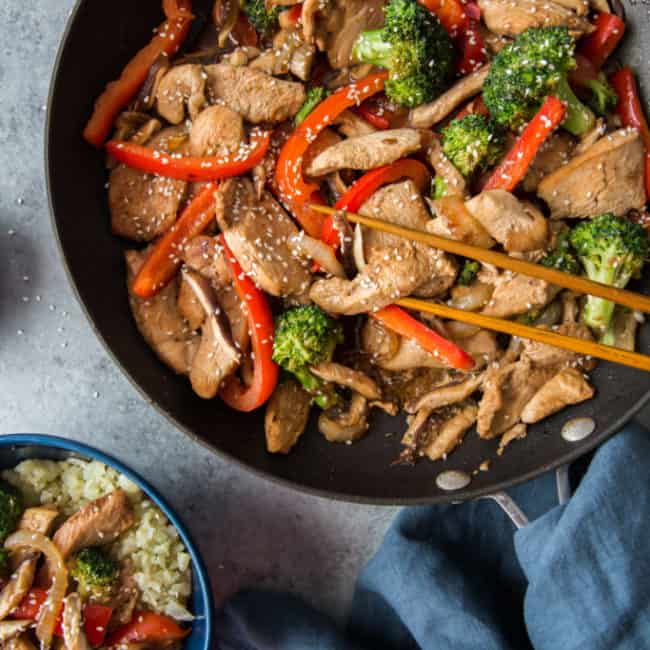 Keto Chicken Stir Fry keto chicken stir fry feature image with the completed dish