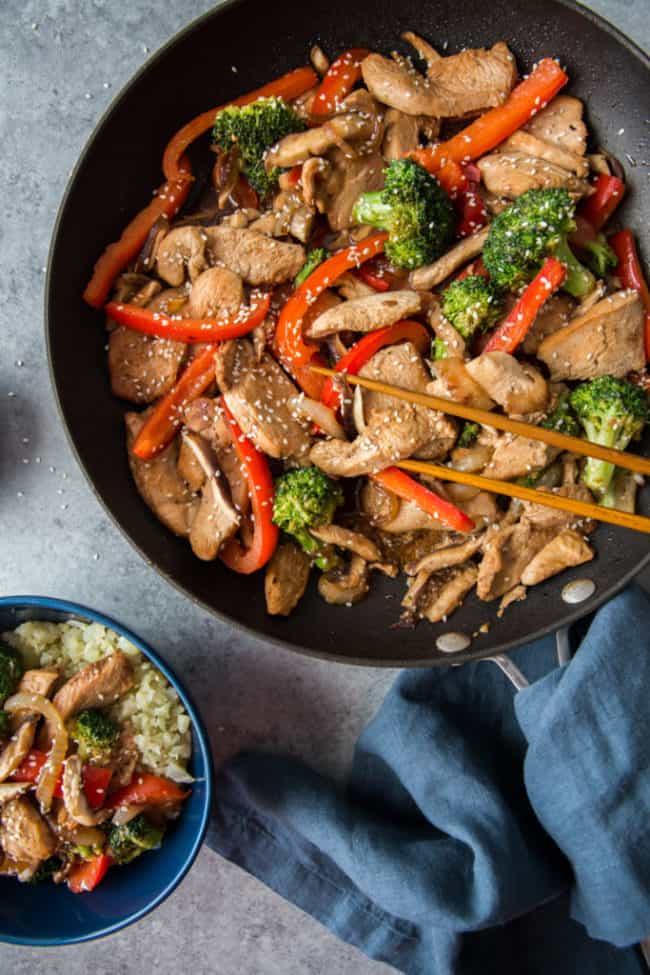 keto chicken stir fry feature image with the completed dish