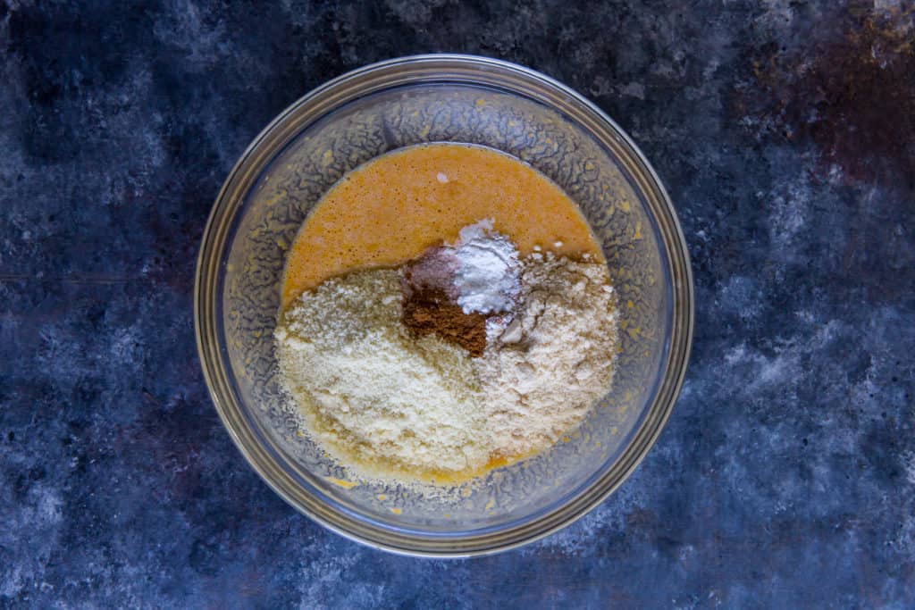 mélanger le bol avec les ingrédients de la pâte à crêpes