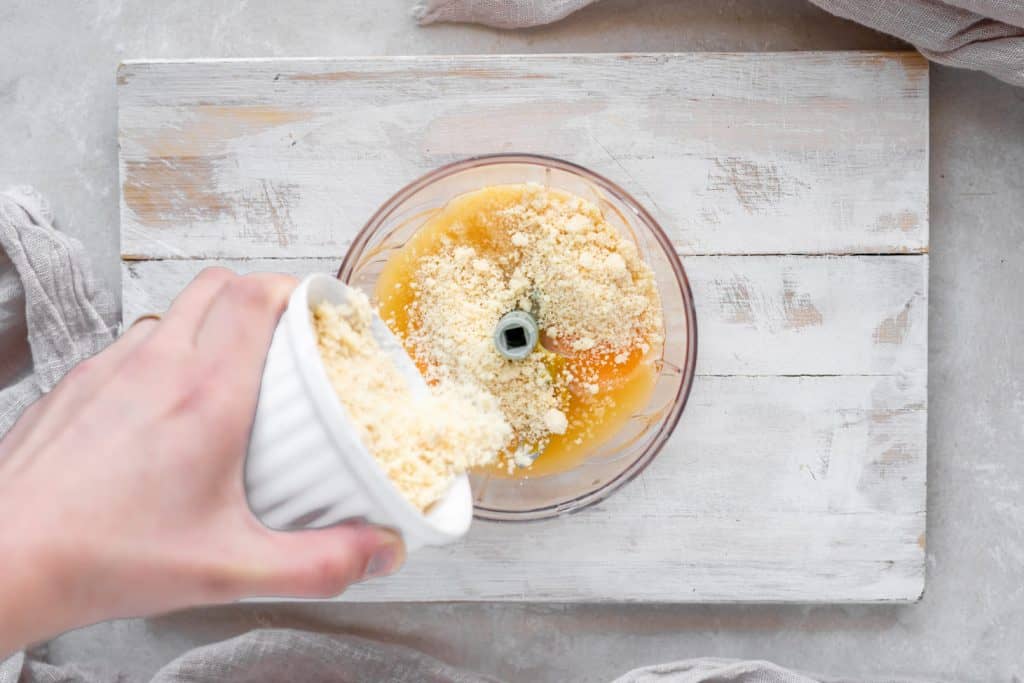 Almond flour added into egg yolks