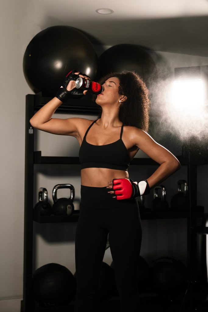 Athletics women drinking energy beverages