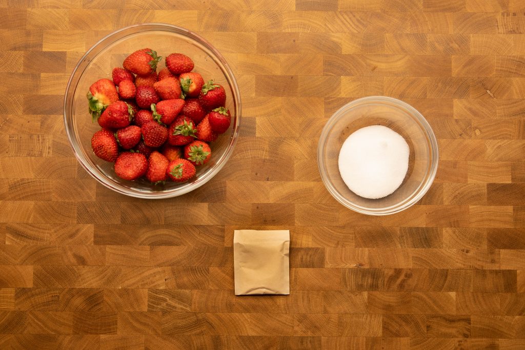 ingredienser for å lage sukkerfritt jordbærsyltetøy