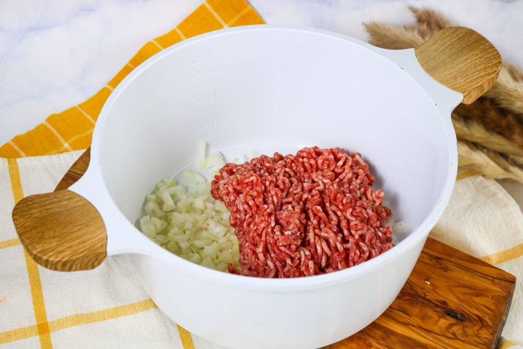 Brown beef, onion and garlic in the plate