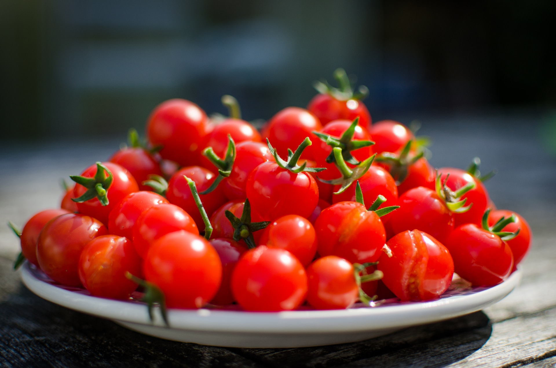plate of cherry tomatoes