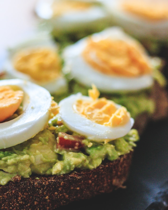 bread with guacamole & eggs